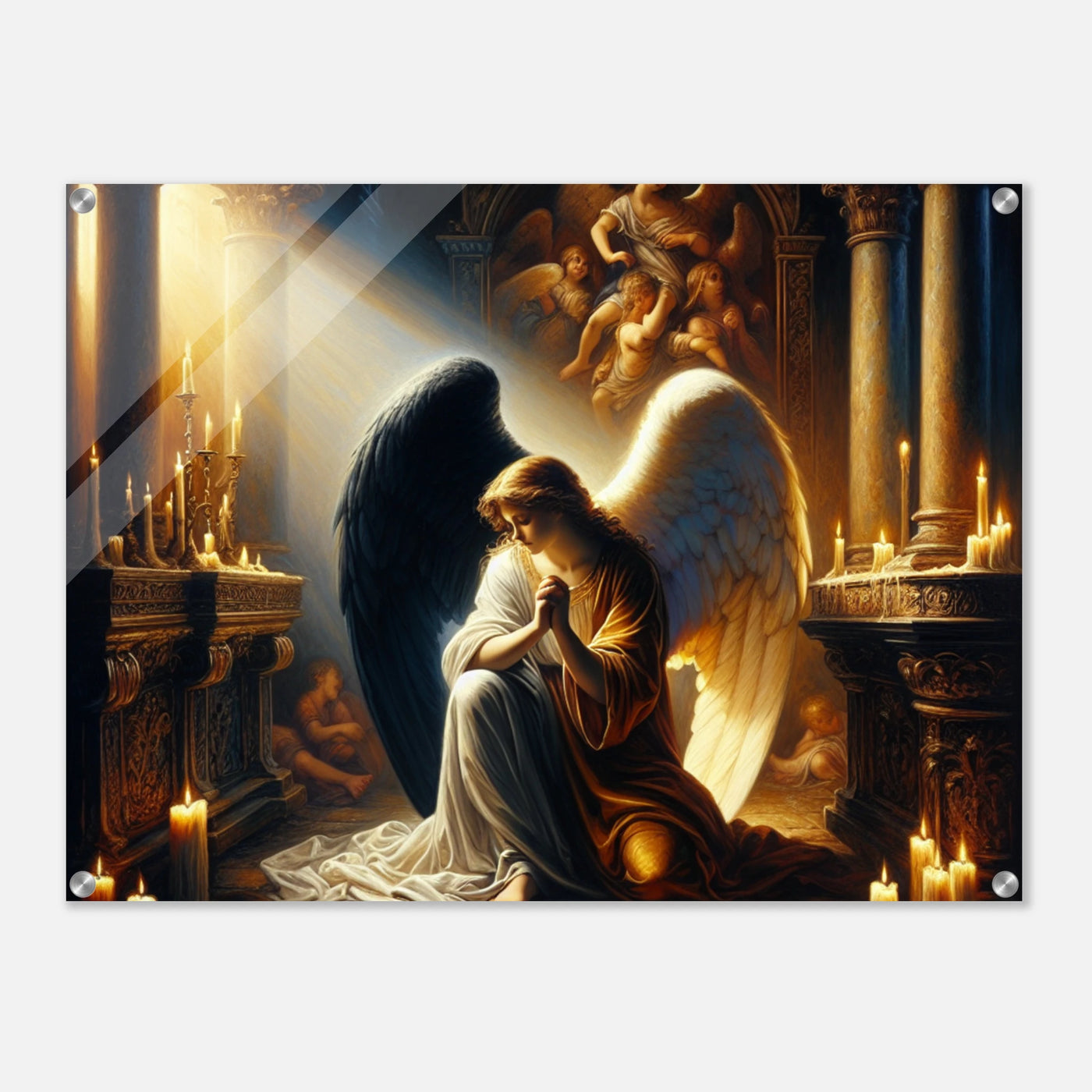 Acrylglasdruck: Engel mit schwarzen und weißen Flügeln, betend vor dem Altar einer katholischen Kirche im Kerzenschein, spirituelle Wandkunst für Religion Meditationsraum
