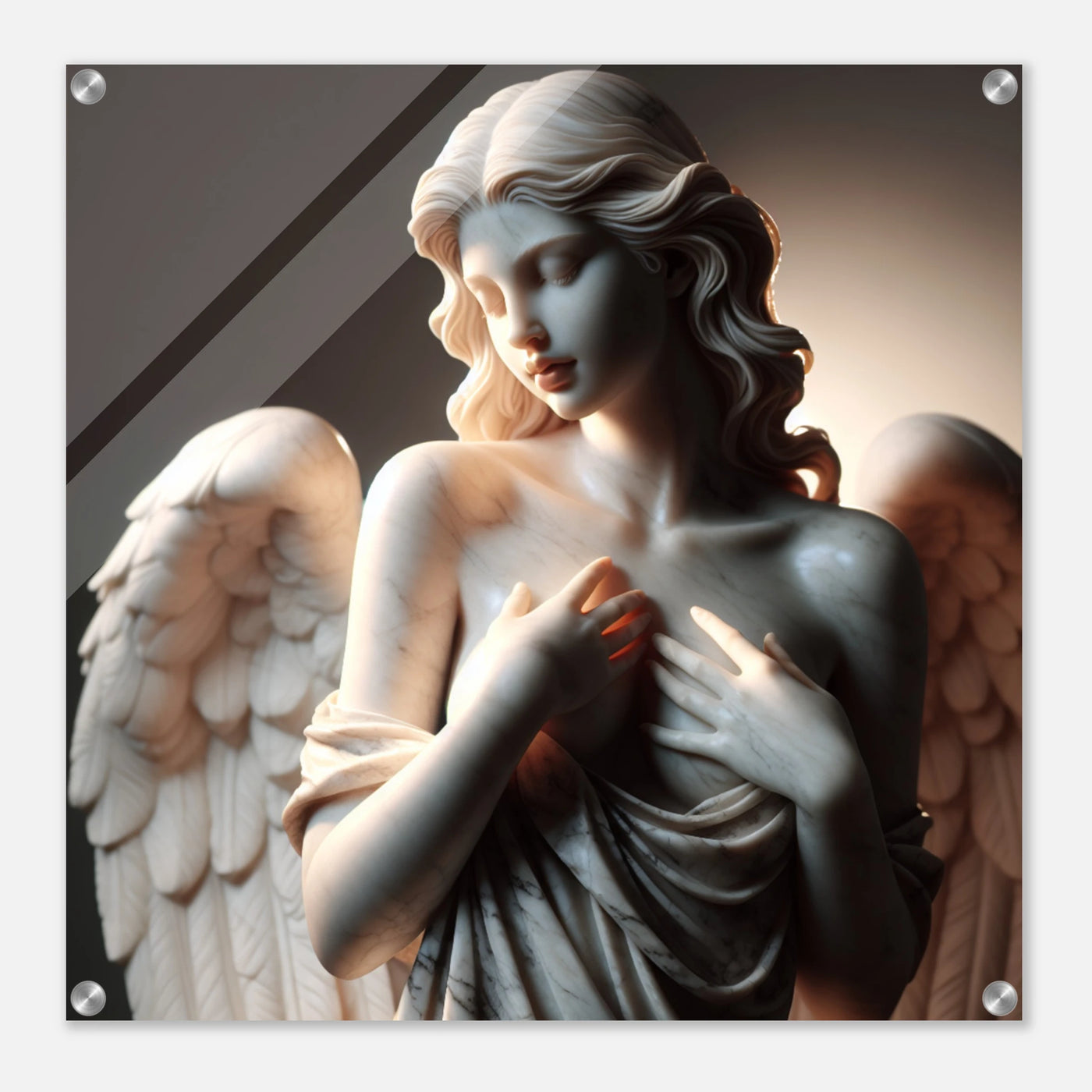 Attraktive Engel Skulptur spielt mit ihren Reizen